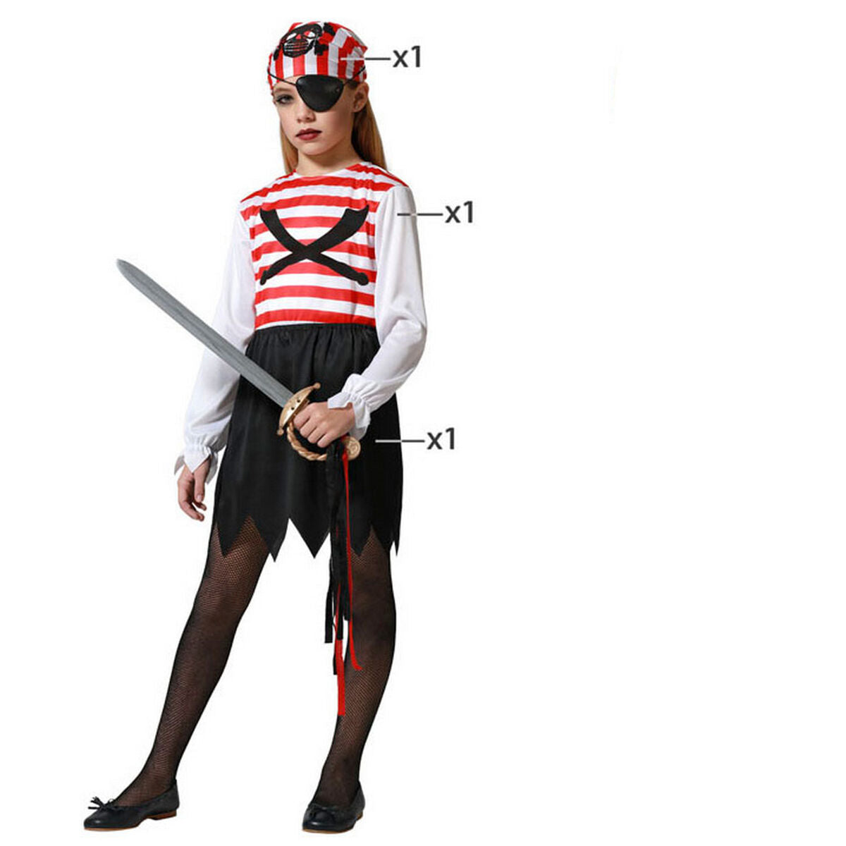 Ett barn i en komplett piratdräkt bestående av röd- och vitrandig topp, svart kort kjol, bandana, ögonlapp och hållandes i ett piratsvärd.