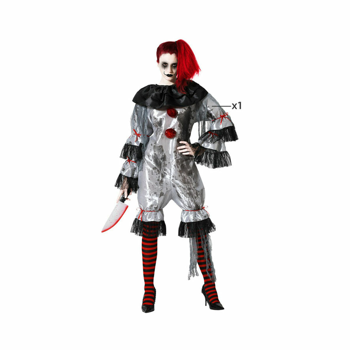 En kvinna klädd i en grå, smutsig clownmaskeraddräkt med röda detaljer och en svart krage, hon håller i en blodig kniv och bär röd-svart randiga strumpbyxor.