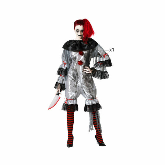 En kvinna klädd i en grå, smutsig clownmaskeraddräkt med röda detaljer och en svart krage, hon håller i en blodig kniv och bär röd-svart randiga strumpbyxor.