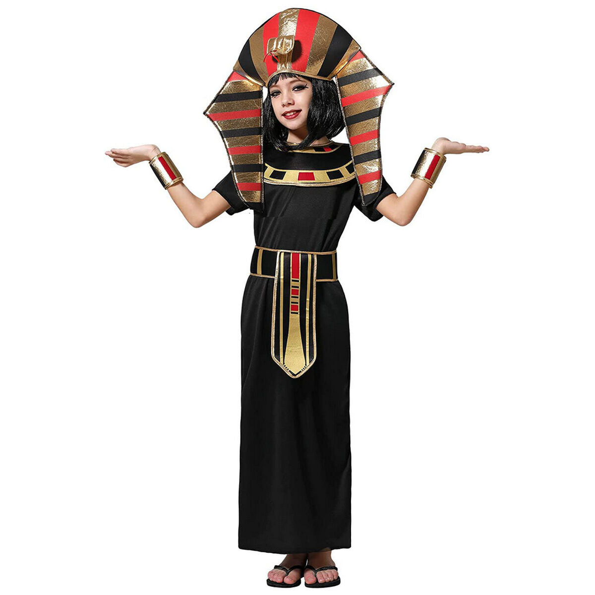 Ett barn klädd i en svart egyptisk drottningdräkt med guld- och rödaktiga detaljer på bälte och en stor randig huvudbonad.