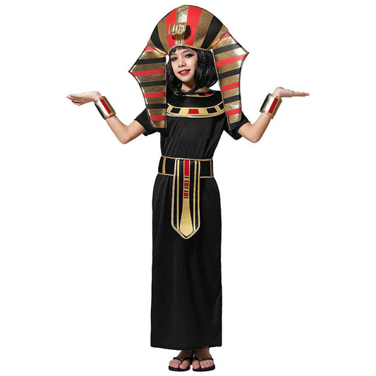 Ett barn klädd i en svart egyptisk drottningdräkt med guld- och rödaktiga detaljer på bälte och en stor randig huvudbonad.