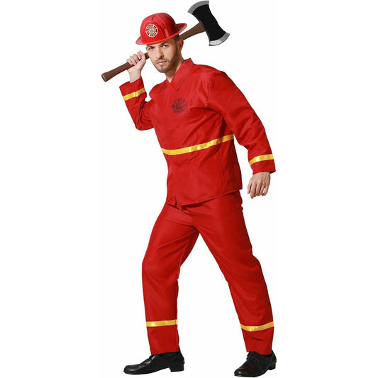 Man i en röd brandmansdräkt med gula reflexband, röd hjälm och en yxa över axeln.