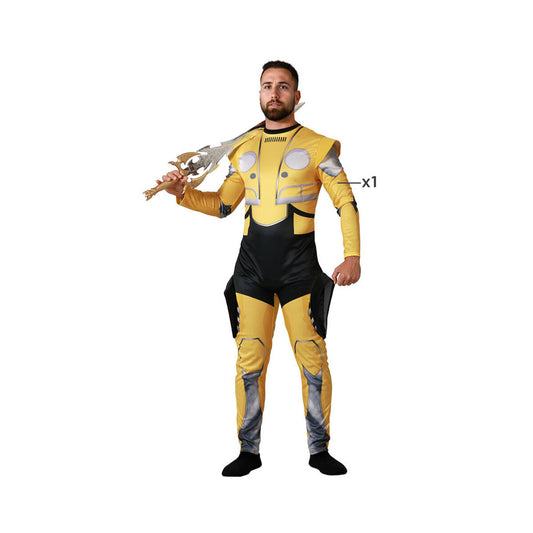En man poserar i en heltäckande gul och svart robotdräkt med futuristiska detaljer, och håller ett dekorativt svärd över axeln.
