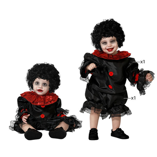 Två bilder av en baby som bär en svart och röd olycksbådande clowndräkt med svart lockig peruk och mörk sminkning.