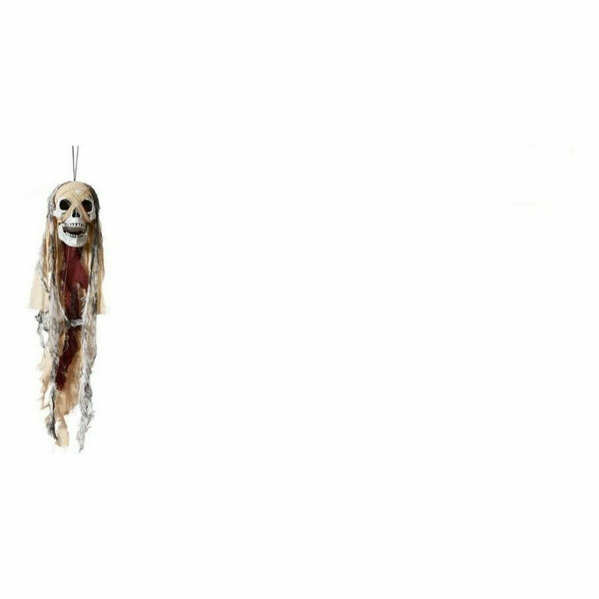 Ett kusligt hängsmycke som föreställer ett skelett med långa, trasiga tygstycken som hänger ner som en spöklik dräkt.