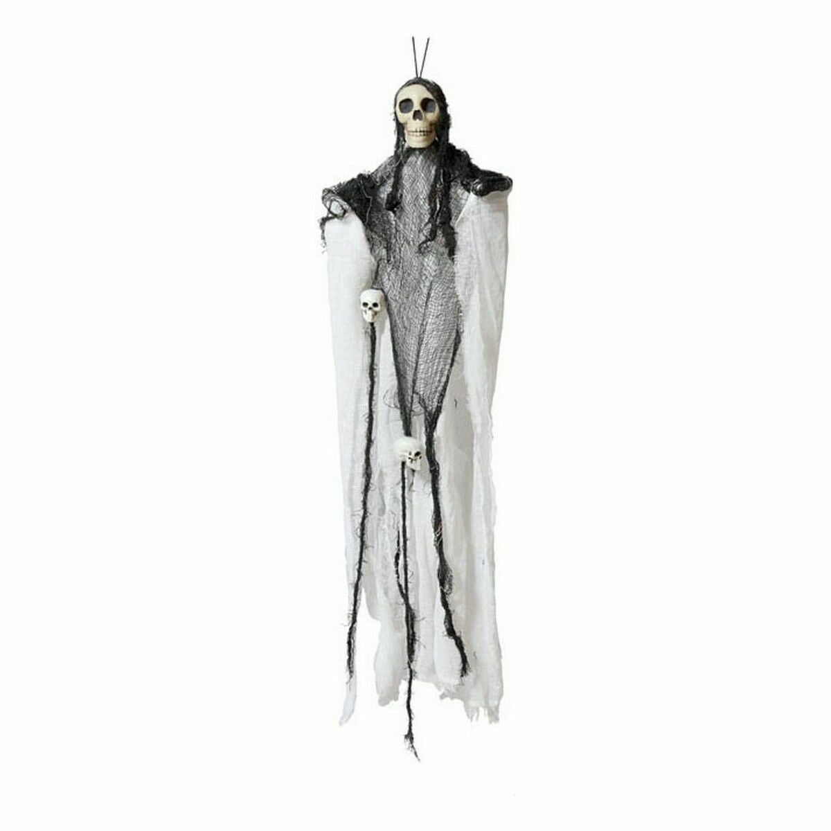 Ett hängande halloweenpynt föreställande en spöklik figur med en vit dödskalle och långt svart hår, draperad i vita och svarta trasor, med tre mindre dödskallar hängandes från kroppen.