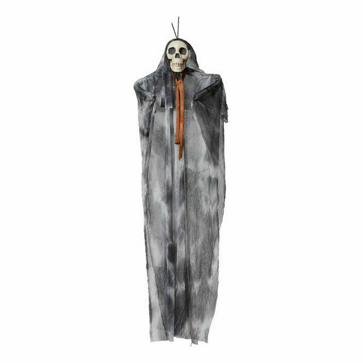 En hängande halloween-dekoration föreställande ett skelett med ett vitt kranium inuti en lång, fladdrande dräkt i gråsvarta nyanser, med ett brunt band knutet runt halsen.