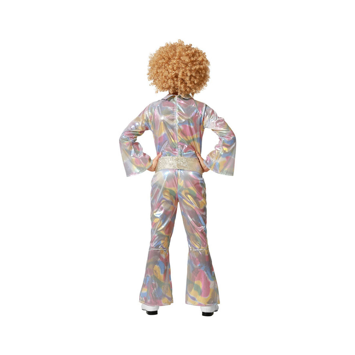 Baksidan på ett barn i en glansig discoutklädnad som visar jumpsuiten i regnbågsskimrande material och det breda silverbältet.