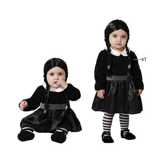 Två bilder av en bebis klädd i en svart maskeraddräkt med vitt krage och svarta flätor, som efterliknar karaktären Wednesday Addams, den ena sitter och den andra står.