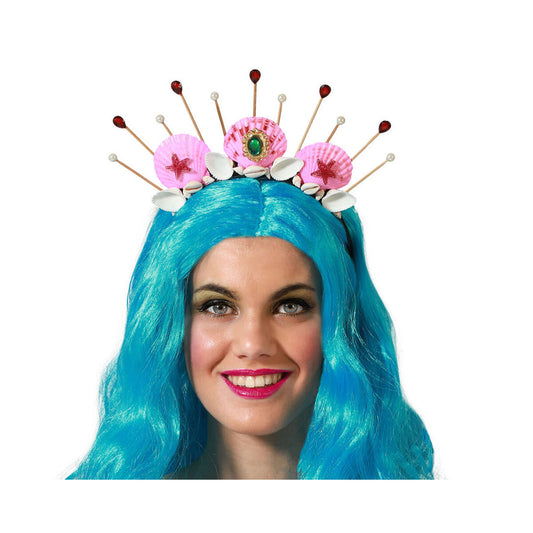 En kvinna med knallblå peruk bär ett extravaganta rosa diadem dekorerat med snäckor, sjöstjärnor och röda och vita pärlor som sticker upp.