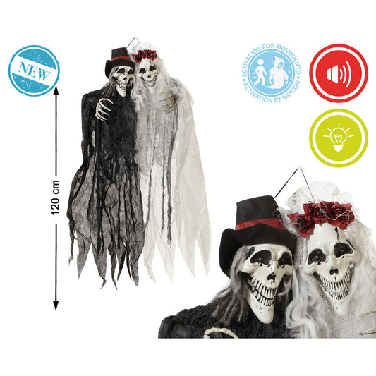 En hängande Halloween-dekoration som föreställer ett brudpar av skelett; han i svart klädsel med hatt och hon i vit slöja med röda rosor, mäter 120 cm i höjd.