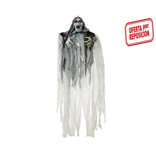 En stor, hängande Halloween-dekoration som föreställer ett skelett med ett gapande huvud, iklätt trasiga vita och gråa tyger, designad för att se ut som en gast.