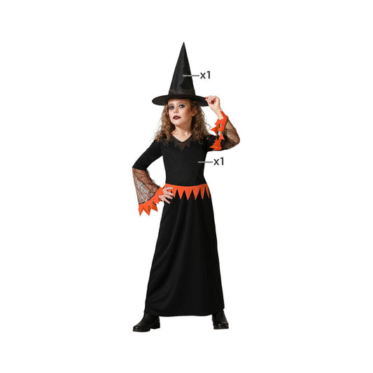 Ett barn poserar i en lång svart maskeraddräkt som föreställer en orange häxa, komplett med en spetsig svart hatt med orangea detaljer.