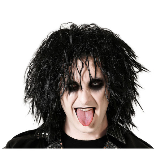 En närbild på en person med en otämjd, svart rockperuk och dramatisk ögonsminkning.