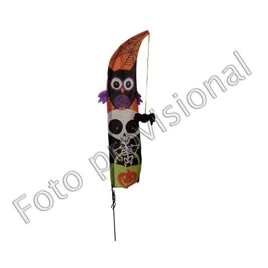 En hög, smal Halloween-vimpel som visar en lila uggla över ett svartvitt skeletthuvud och en pumpa längst ner, med en liten svart spindel fäst på sig.