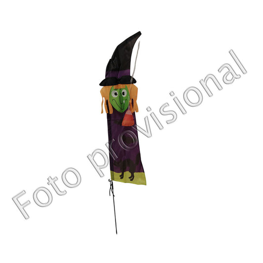 En vertikal Halloweendekoration i form av en viftande vindstrut föreställande en häxa med grön hud och svart hatt, hängandes över en lila tygdel med en svart katt och en spik för att fästa i marken.