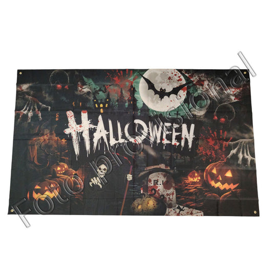 En stor, mörk Halloween-bakgrundsduk med texten "HALLOWEEN" skrivet i vit, blodstänkt stil, med motiv av pumpor, spöken, en dödskalle och ett slott under fullmåne.