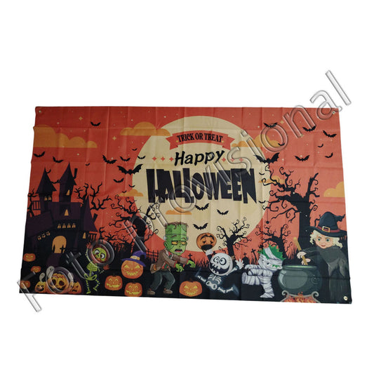 En stor, rektangulär Halloween-flagga i rött och orange med texten 'Happy Halloween' och bilder på en spökhus, fladdermöss, Frankenstein, ett skelett, en mumie och en häxa som rör i en kittel.