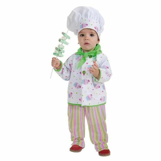 En liten bebis klädd i en maskeraddräkt som konditor eller pastry chef, komplett med randiga byxor, en vit rock med muffinsmönster och en stor vit kockmössa.