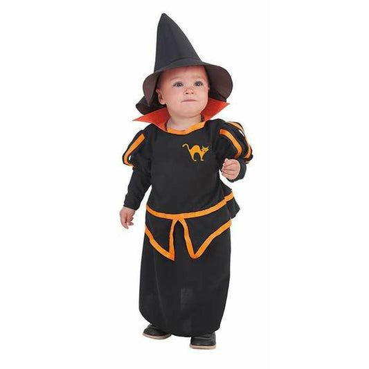 En baby klädd i en svart och orangea maskeraddräkt som föreställer en häxa, komplett med en spetsig hatt och en liten orange siluett av en katt på bröstet.