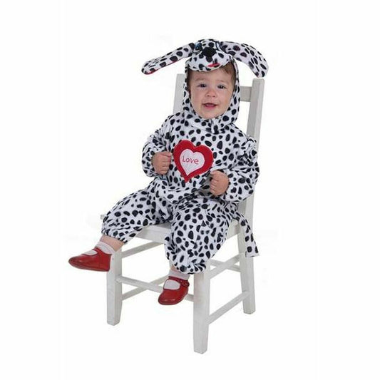 En liten bebis sitter på en vit stol klädd i en svartvit prickig dalmatinerdräkt med matchande mössa och ett rött hjärta med texten 'Love' på bröstet.