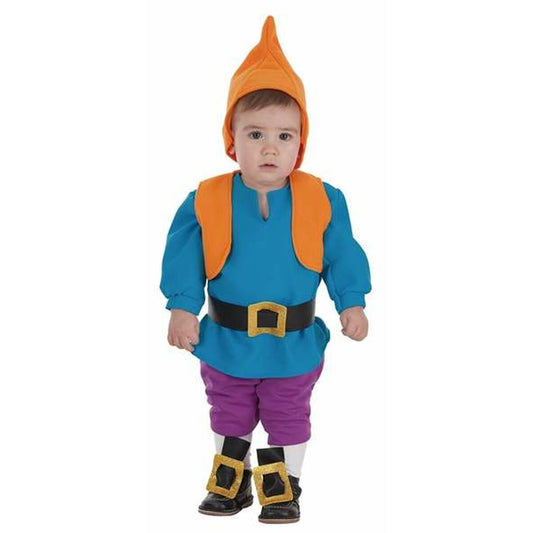 En liten bebis klädd i en färgglad maskeraddräkt som föreställer en dvärg, komplett med blå tröja, lila byxor, orange väst och spetsig mössa.