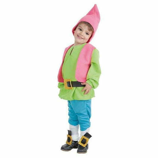En glad bebis i en grön och rosa dvärgdräkt med spetsig hatt och stora skospännen.