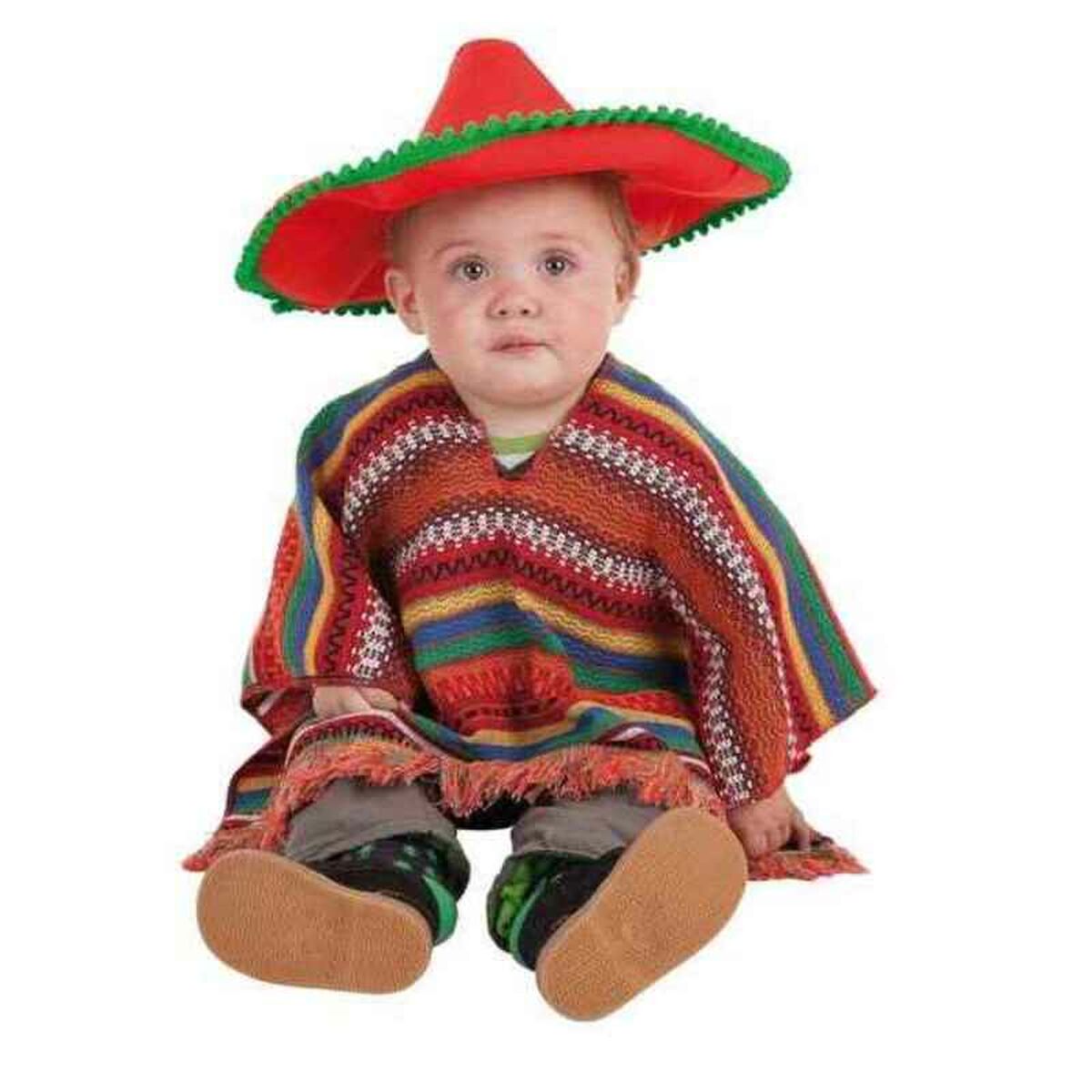 En söt bebis sitter klädd i en färgglad mexikansk poncho med fransar och en stor röd sombrero med gröna detaljer.