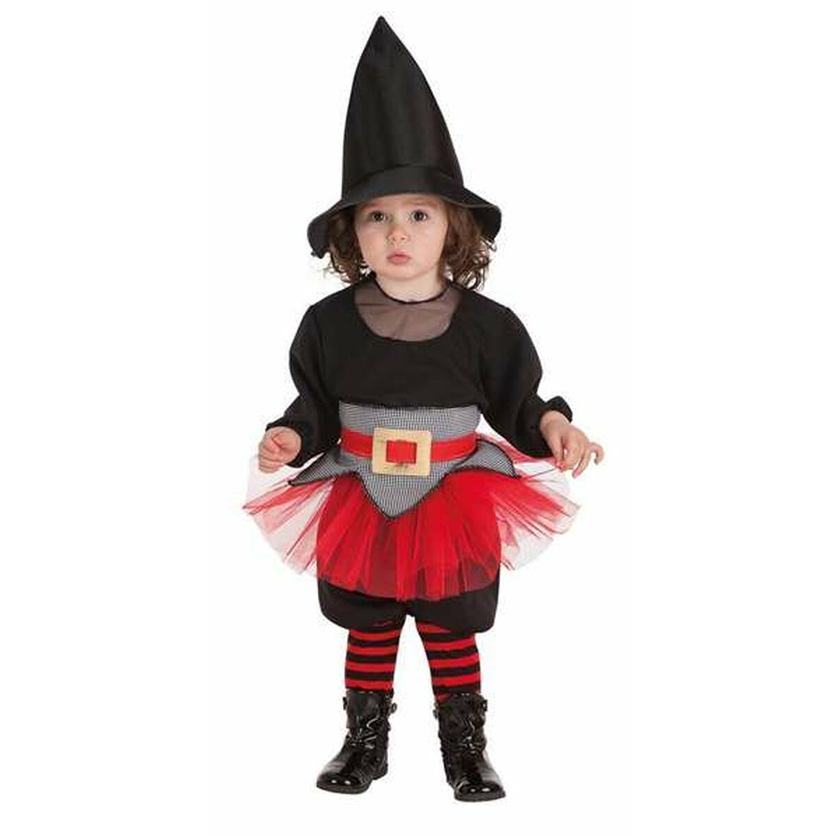En liten bebis i en söt häxdräkt med svart spetsig hatt, svart tröja, röd och vit tyllkjol, och svart-röda randiga strumpbyxor.