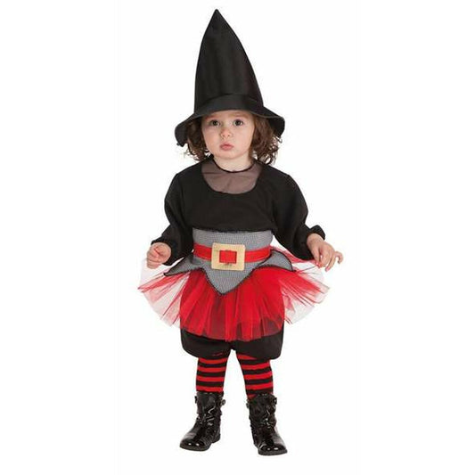 En liten bebis i en söt häxdräkt med svart spetsig hatt, svart tröja, röd och vit tyllkjol, och svart-röda randiga strumpbyxor.