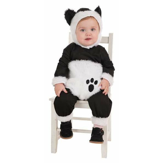En baby sitter på en liten vit stol klädd i en svart och vit Gosepanda maskeraddräkt med en huva med öron och en vit mage med ett svart tassavtryck.