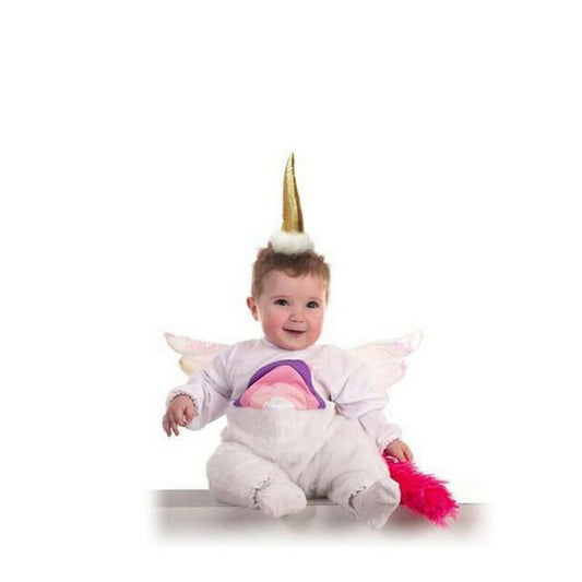 En glad bebis sitter i en vit enhörningsdräkt med rosa och lila regnbågsdetaljer på magen, ett gyllene horn på huvudet, små vingar på ryggen och en knallrosa svans som sticker ut.