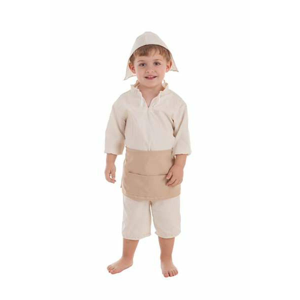 Ett litet barn i en ljusbeige, traditionell bonddräkt med huva, kortärmad skjorta, ett förkläde och korta byxor.
