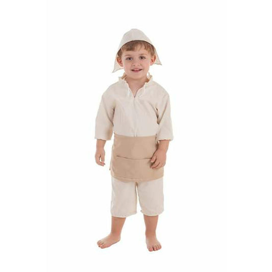 Ett litet barn i en ljusbeige, traditionell bonddräkt med huva, kortärmad skjorta, ett förkläde och korta byxor.