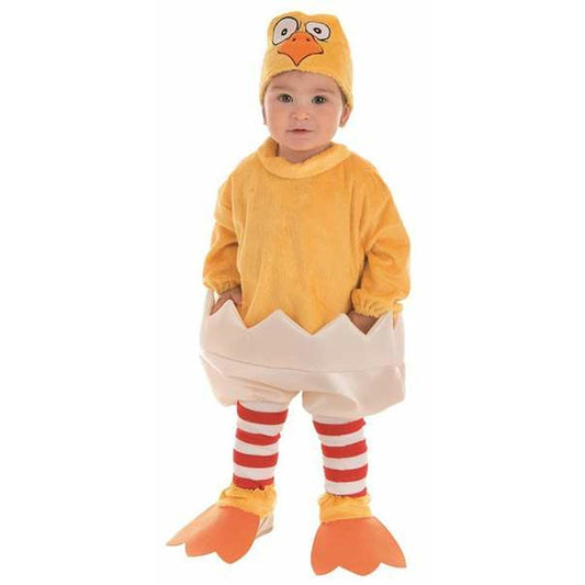 En baby klädd i en fluffig gul kycklingdräkt som inkluderar en hatt med ett kycklingansikte, en gul dräkt som ser ut att komma ur ett vitt äggskal, randiga strumpor och orangea fotöverdrag.