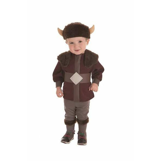 En glad bebis klädd i en brun och grå vikingadräkt med en lurvig hjälm med horn.