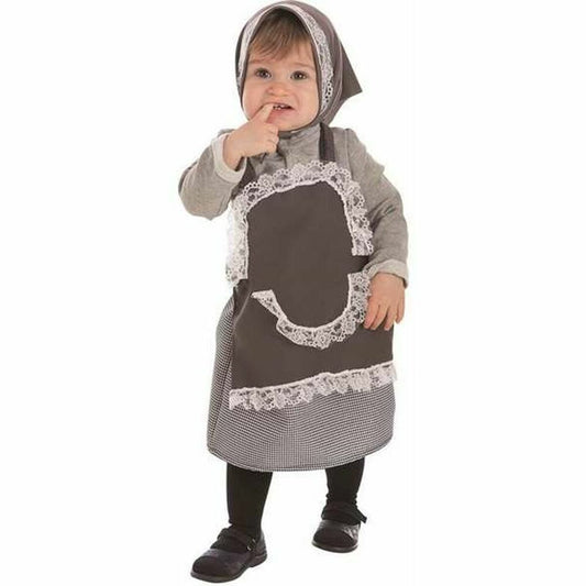 Ett litet barn klädd i en påskkärringdräkt bestående av ett mörkgrått förkläde med vit spets och en matchande grå scarf på huvudet.