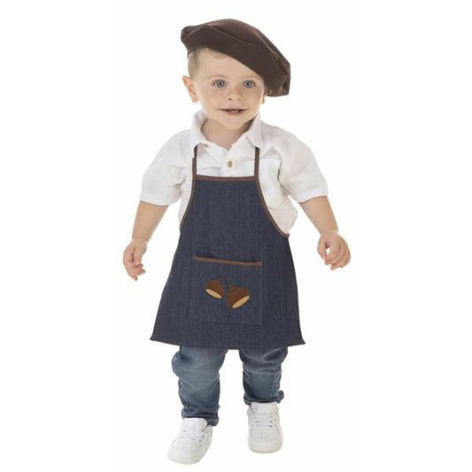 Ett litet barn i en kastanjförsäljarutklädnad med en vit skjorta, ett denimförkläde med kastanjmotiv och en brun basker.