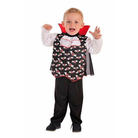 En glad bebis i en Drácula-maskeraddräkt med svart väst täckt av röda och vita fladdermöss, vit krage och röd-fodrad svart cape.