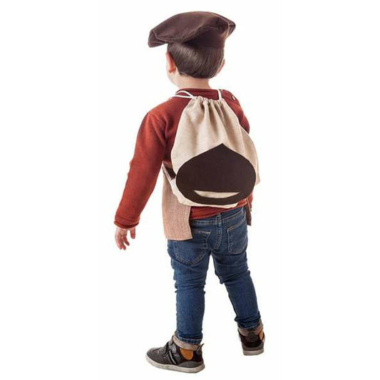 Ett litet barn sett bakifrån som bär en brun och beige säckformad ryggsäck designad för att se ut som en stor kastanj.