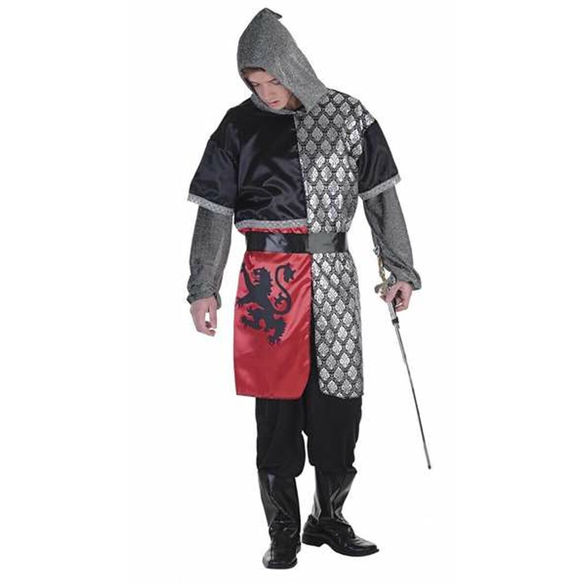 En man i en medeltida riddardräkt med huva, svart och silverfärgad tunika, rött ländstycke med lejonmotiv, svarta byxor och stövelskydd, som håller ett smalt svärd i handen.