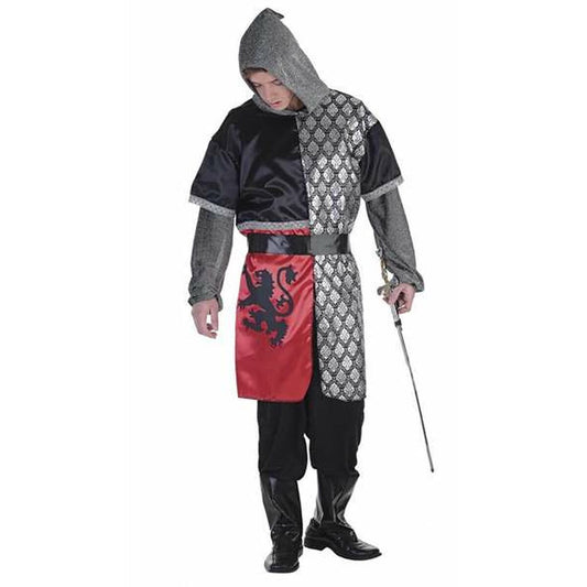 En man i en medeltida riddardräkt med huva, svart och silverfärgad tunika, rött ländstycke med lejonmotiv, svarta byxor och stövelskydd, som håller ett smalt svärd i handen.