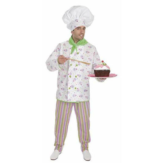 Man i en rolig maskeradkostym som en pastry chef, klädd i randiga lila och gröna byxor, en vit jacka med cupcakesmönster, en grön scarf och en stor vit kockmössa.