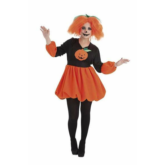 Kvinna i orange och svart pumpamaskeraddräkt med orange, rufsig peruk och pumpansikte målat i smink.
