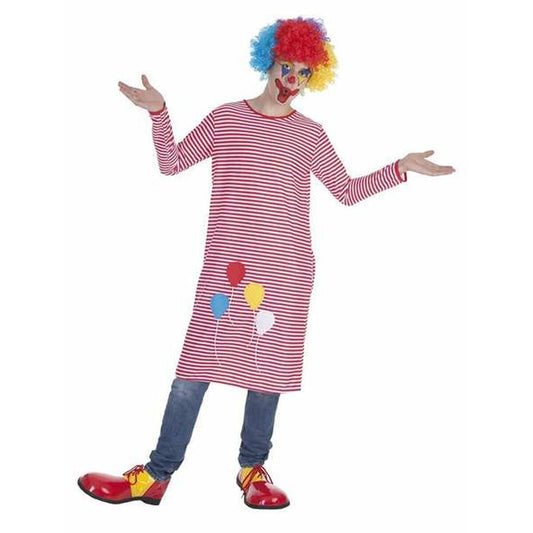 En person klädd i en röd-vitrandig clownklänning med ballongtryck på magen och en kort, färgglad peruk i rött, blått och gult.