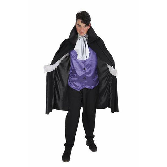 En ung man poserar i en klassisk vampyrdräkt som inkluderar en svart mantel med hög krage, en lila väst, en vit halsduk och svarta byxor.