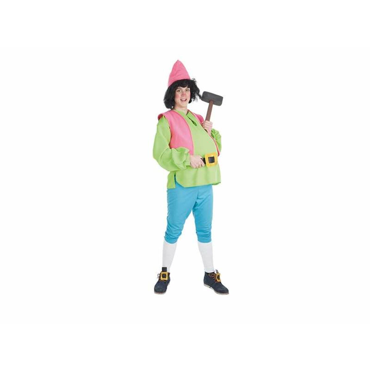 En vuxen klädd i en grön dvärgmaskeraddräkt som består av en rosa hatt, en grön skjorta, en rosa väst och blå byxor, som håller i en trähammare.