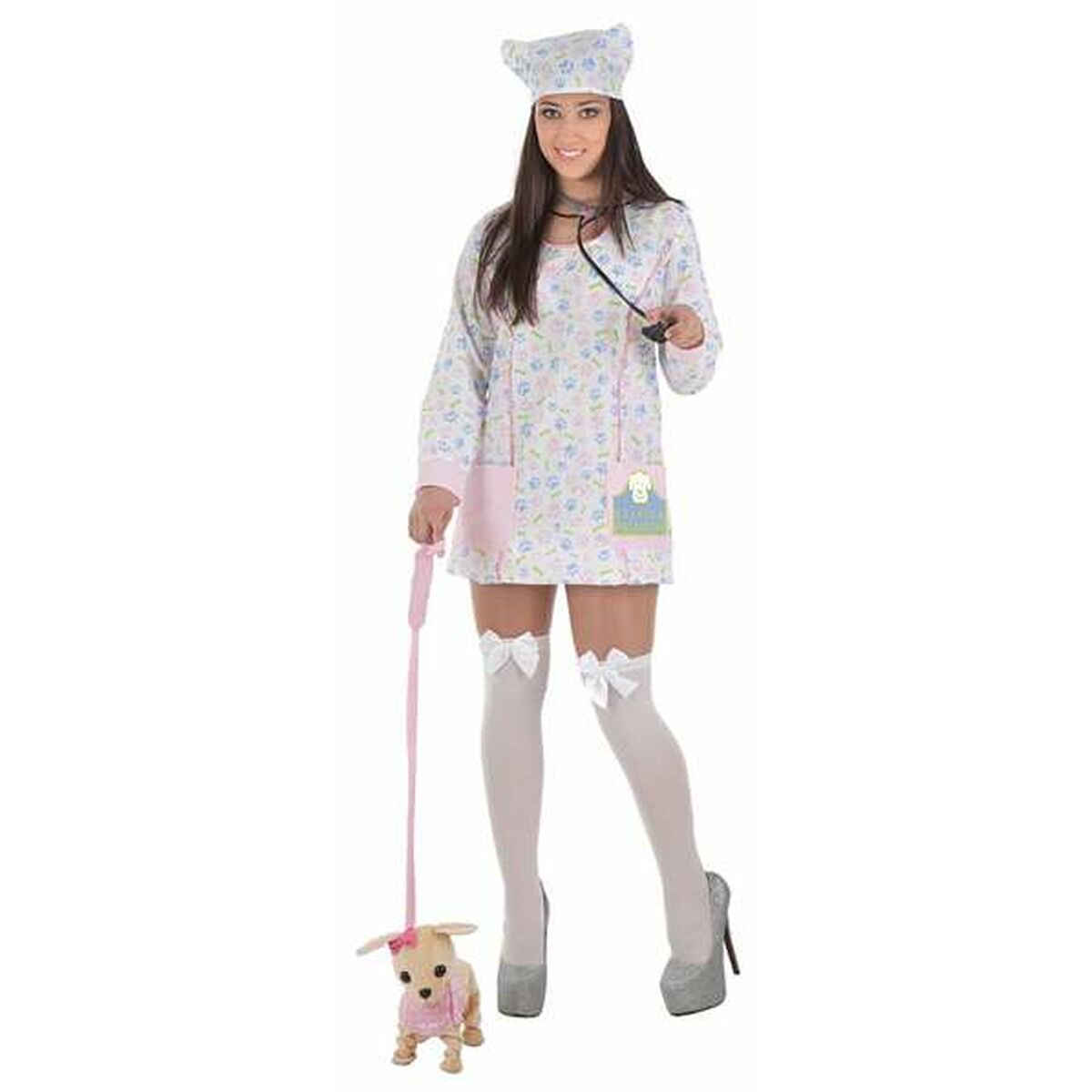 Kvinna i en mönstrad veterinärdräkt med hatt och stetoskop, som håller i ett rosa koppel till en liten chihuahua.