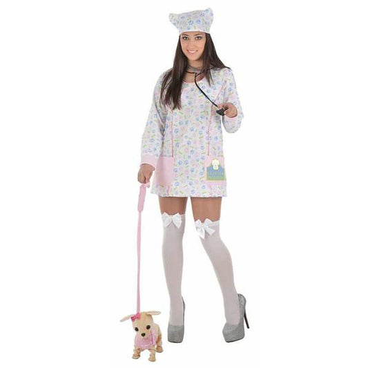 Kvinna i en mönstrad veterinärdräkt med hatt och stetoskop, som håller i ett rosa koppel till en liten chihuahua.