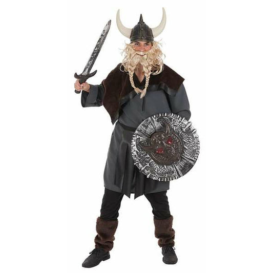 En vuxen person klädd i en komplett vikingadräkt med hornhjälm, skägg, grå tunika, brunt axelskydd, svärd och en utsmyckad sköld.